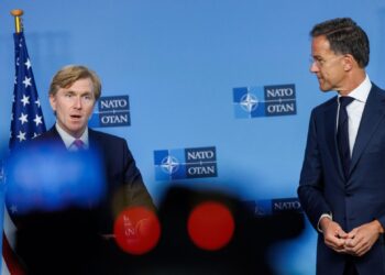 Náměstek ministra obrany USA Elbridge Colby při setkání s generálním tajemníkem NATO Markem Ruttem.
Foto: Olivier Matthys / EPA / Profimedia