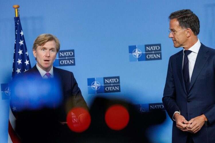 Náměstek ministra obrany USA Elbridge Colby při setkání s generálním tajemníkem NATO Markem Ruttem.
Foto: Olivier Matthys / EPA / Profimedia