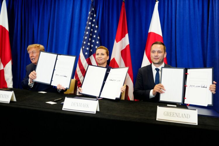 Dánská premiérka Mette Frederiksenová (uprostřed), grónský premiér Jens-Frederik Nielsen (vpravo) a americký prezident Donald Trump při slavnostním podpisu bezpečnostní dohody mezi USA, Dánskem a Grónskem. Foto: ČTK / AP / Mads Claus Rasmussen