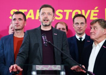 Předseda STAN Vít Rakušan (druhý zleva) hovoří na tiskové konferenci Starostů k výsledkům druhého kola voleb do Senátu, 17. října 2026, Praha. Vlevo místopředseda Starostů Lukáš Vlček, druhý zprava poslanec Karel Dvořák a vpravo senátor Jan Sobotka. FOTO: Profimedia / ČTK / Říhová Michaela