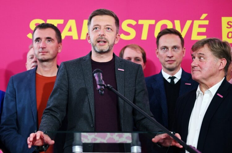 Předseda STAN Vít Rakušan (druhý zleva) hovoří na tiskové konferenci Starostů k výsledkům druhého kola voleb do Senátu, 17. října 2026, Praha. Vlevo místopředseda Starostů Lukáš Vlček, druhý zprava poslanec Karel Dvořák a vpravo senátor Jan Sobotka. FOTO: Profimedia / ČTK / Říhová Michaela