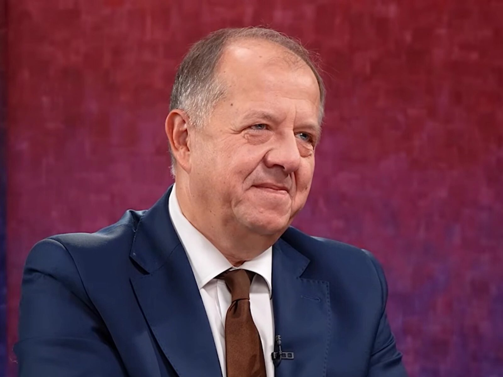 Richard Rybníček v štúdiu Téma.21 počas rozhovoru o komunálnych voľbách a politike