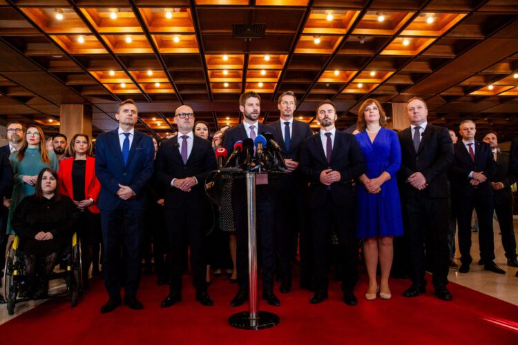 Progresívne Slovensko na čele s Michalom Šimečkom (uprostred) vedie v prieskume SCIO tesne pred Smerom. So SaS, KDH a Demokratmi by však získalo iba 65 mandátov. Na väčšinu by potrebovalo aj Hnutie Slovensko, spoluprácu však komplikujú spory v opozícii. FOTO: SITA/Tomáš Bokor